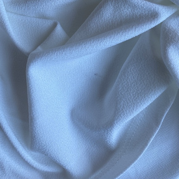 Cable and Gauge puff sleeved white blouse.Ruched front with slit neck & hook. M - Picture 15 of 16